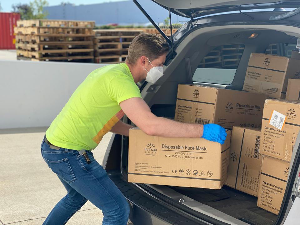 Hombre metiendo cajas en un coche