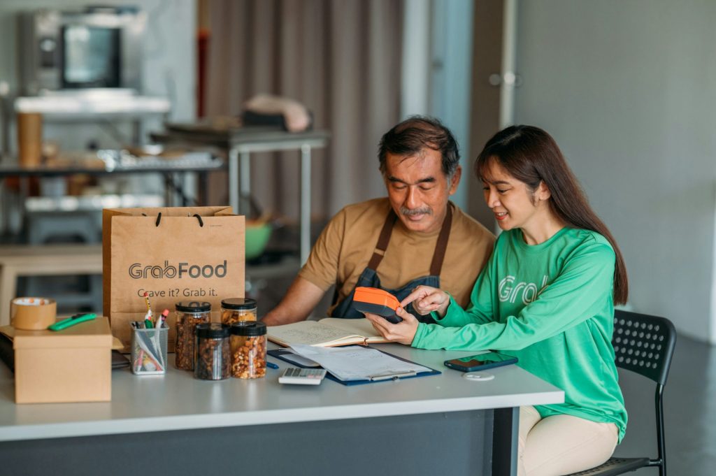 Hombre y mujer sentados en una mesa